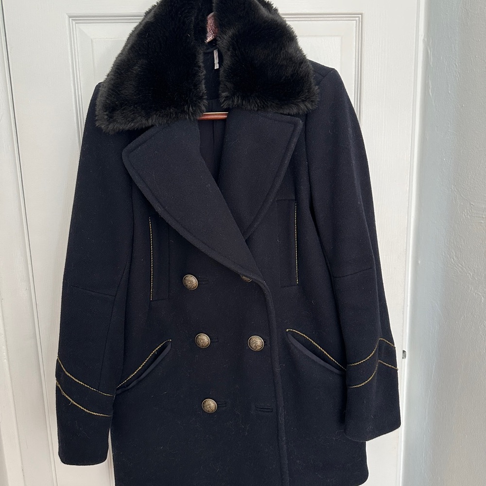 Elegant Black Double-Breasted Coat with Faux Fur Collar
